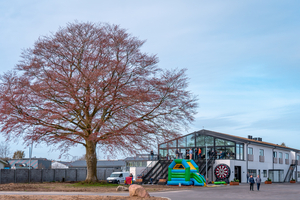 The new administration and laboratory building in the Danish town of Sønderborg are provided with bright, modern work places, a fitness room as well as a recreation room for the employees 
