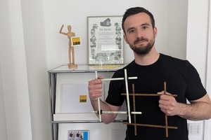  Martin Risse of the Research &amp; Development team at Lehde with a conventional steel wire mesh (right) and a mesh of glass fiber bars (left) 