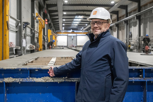  Production Manager Carsten Sørensen Kronborg from DS Elcobyg proudly showcases the newly acquired casting tables from Avermann 