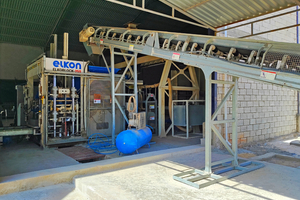  Die Elkoblock-25 PLUS Betonsteinmaschine kann für den libyschen Kunden in einer 10-Stunden-Schicht 10.000 Hohlblocksteine (20x40x20 cm) produzieren 
