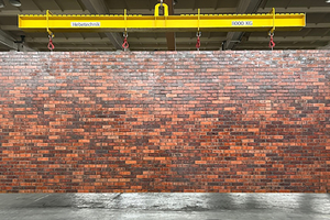  Mit Klinkern dekorierte 7 m × 3 m große Fertigteilfassade mittels LiquidForm  