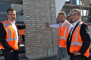  Victor Albers, Business Manager Industrial Customers at Vandersanden, and Thom Spaansen, Manager of the Gevelklaar plant, show Victor Kapr (Zi/Bauverlag) the result of their joint work (from the left) 