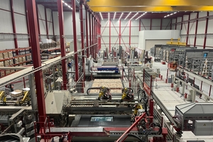  The Gevelklaar production at the Spaansen plant near Harlingen, Netherlands. On the left you can see the racks with the Vandersanden brick slips, in the centre the technical centrepiece, the automatic laying station developed by Lingl. 