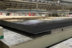  The brick slips are applied to the insulation layer using a 2-component adhesive. The precast concrete wall element is clearly visible below. 