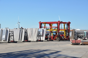  The finished elements are loaded onto special transport vehicles (e.g. from the Irish provider Combilift) and delivered to the construction sites just in time 