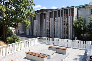  The terrace offers a good view of the museum 