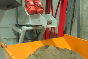  Fig. 3: Discharge from the vibratory conveyor  