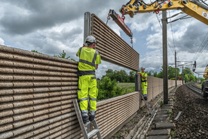  Installation of the test section of the new acoustic barriers with a support layer containing 30% of recycled concrete 