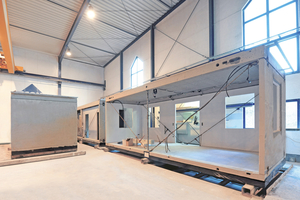  Die Raummodule kommen fertig ausgestattet direkt aus dem Fertigteilwerk auf die Baustelle 