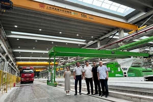  Factory tour: Jiao Hongxiang (Chief Engineer), Duan Zongwei (Vice General Manager) and Wang Hua Jiong (General Manager) of Shanghai Citi Raise guide Silvio Schade (Editor-in-Chief of BFT International) and Sally Chen (Marketing Manager of Elematic Teeyer Construction Technology - from right to left) through the precast concrete plant 