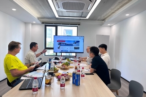  Presentation: Duan Zongwei, Wang Hua Jiong and Jiao Hongxiang of Shanghai Citi Raise (on the right, from front) present their company to Seppo Kauppinen (CEO of Elematic Teeyer Construction Technology) and Silvio Schade (BFT International – on the left) 