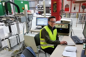  On site directly with a mobile scanning system: Dr. Yury Golitsyn, Head of Department of non-destructive testing at the FZ-U, uses air-coupled ultrasonic for examining components made of concrete and ceramics  