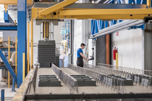  The Box Master places the lower half of the GC box (the GC base) fully automatically in the Green Code Eco Slab 