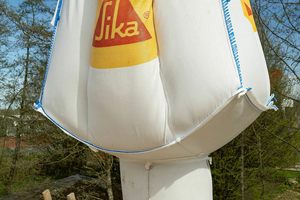  Der einkomponentige, faserverstärkte Mikro-Beton Sikacrete-733 3D wurde in Bigbags auf die Baustelle angeliefert und in einer Mörtelpumpe angemischt  