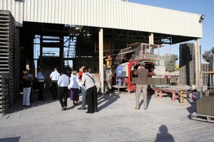  Abb. 6 Plattenpresse bei TGC in Dubai. 