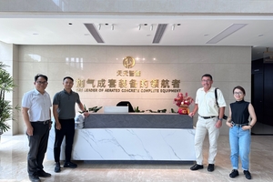  David Chen (Executive Vice President Teeyer) and Cula He (Son of the company owner) welcomed BFT Editor-in-Chief Silvio Schade (from left to right) in Changzhou/China; on the right in the picture Sally Chen (Marketing Elematic Teeyer)  
