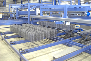  Mesh stacking unit with shearing mechanism, alignment system and automatic transfer of the mesh bundles to a chain conveyor  