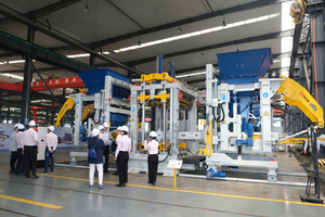  QGM invited customers and partners to its in-house exhibition from all over the world – here shown during a tour of the main plant  
