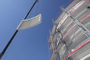  The 32 façade elements were lifted into their final position with maximum precision. They were manufactured in nine different size dimensions  