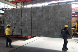  Abb. 1: Mit dem Wandtafel-System „KLB-RATIOWALL“ können massive Außen- und Innenwandtafeln vorgefertigt und zeitgenau auf die Baustelle transportiert werden  