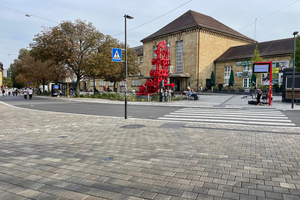  Mit dem wasserdurchlässigen Stuttgarter Sickerstein aus dem Betonwerk Adolf Blatt wird das Bahnhofsumfeld nicht nur funktional, sondern auch optisch aufgewertet  