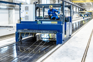  The battery-powered multifunctional trolley is used to prepare a (new) casting bed by cleaning and oiling the bed and pulling the strands/wires  