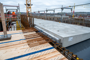  Secure fastening and reliable load transmission of the cantilevered reinforced-concrete elements to the wooden construction was ensured with Schöck Isokorb 