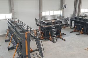  View of the factory, here with 2 modular moulds, a vertical roof mould … 