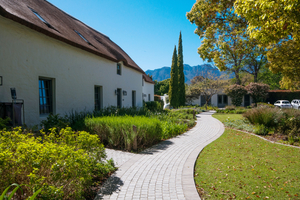  Für die umfassende Neugestaltung der Außenanlagen des Hotels Erinvale Estate in Somerset West wurden die Pflastersteine Kent und Jura von Revelstone ausgewählt  