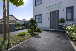  The new Zentano Pur design pavement is available in the color variants Moonlight Black (picture), Coquina and Anthracite Gray 