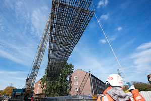  A diaphragm wall gripper precisely lowers a made-to-measure reinforcing cage from Sülzle Stahlpartner in the Hamburger U5 project 