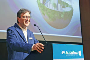  Dr. Ulrich Lotz, Geschäftsführer der ausrichtenden FBF Betondienst GmbH, führte die zahlreichen Teilnehmerinnen und Teilnehmer durch das BetonTage-Programm 