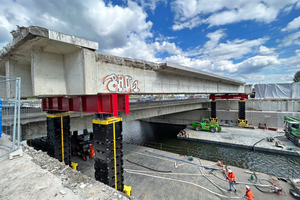  The bridge deck lifted clear of the abutments using the Enerpac JS-250 jack-up  