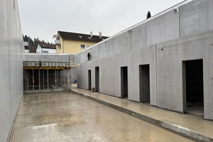  Statt die rund 1.900 m² umfassenden Wände konventionell mit Ziegeln zu mauern, wurden diese mit industriell vorgefertigten Thermowänden des Syspro-Mitglieds Egon Elsäßer aus Geisingen gebaut 