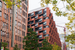 With a bright, luminous red color shade, the architects picked up on the historic brick buildings of the famous Hamburg Warehouse complex 