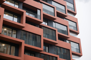  The outstanding quality of the architectural concrete of the balconies was achieved thanks to the monolithic dyed-through building components 