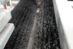  Fig. 4 a+b: Comparison of cleaning brushes before (left) and after (right) correct use of MasterFinish CLN 689 