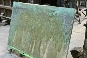  Fig. 3 a+b: Metal formwork onto which a retarder paste has been applied before (right) and after (left) cleaning with MasterFinish CLN 689 