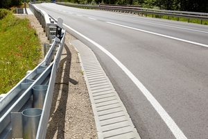  The steeply descending grooves of the Stradafino elements divert water from the street and, when passed over by traffic, give off warning noises 