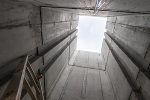  The inside dimensions of the front chamber measure 2.15 m x 1.60 m and 1.00 m x 1.60 m in the rear chamber 