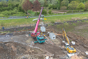  An individual construction element weighs approx. 20 tons. It had b een possible to place the crane for lifting the elements close to the planned construction 