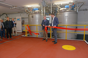  Timur Rönnert and Nicolaus Müller (right) ceremoniously opened the new production in Switzerland 