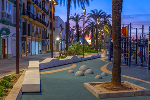  Stadtmöbel von Escofet by Molins (hier: Sitzbank „Garonne“ in Chiclana de la Frontera) 