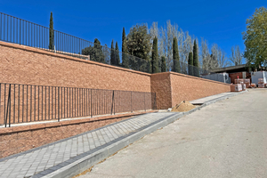  Completed sections of the La Almudena Cemetery’s retaining walls 
