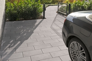  Elegant and ecological: with Zena-Aqua, precipitation infiltrates directly through the widened joints 