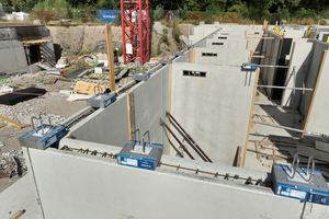  Schöck Sconnex type W is placed on the wall shells of the precast wall elements in the basement 