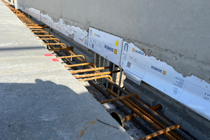  The balustrade element is inserted in the concreting recess of the existing reinforcement of the completely precast floor slab 