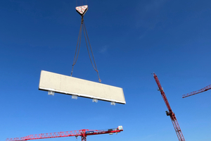  A balustrade element for the parapet is lifted in by means of a crane 