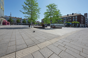  The Vajo design paving system made by Kann was selected for the new appearance of Kaiserplatz in Düren. It puts the outside area in the limelight, while being load-bearing and easy to clean  