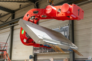  Aerolift vacuum tilter 180 degrees at Mombarg Beton, right a precast stair element  
